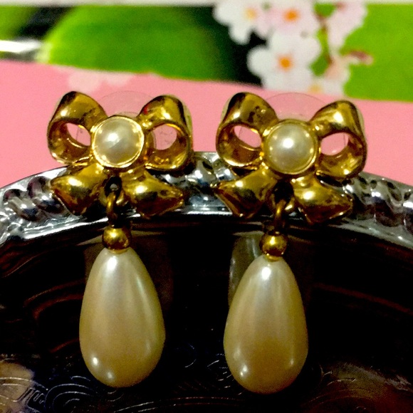 🆑🫧 CLEARANCE!🏷️ Gold-tone Ribbon and Faux Pearl Earrings Vintage - Picture 6 of 16